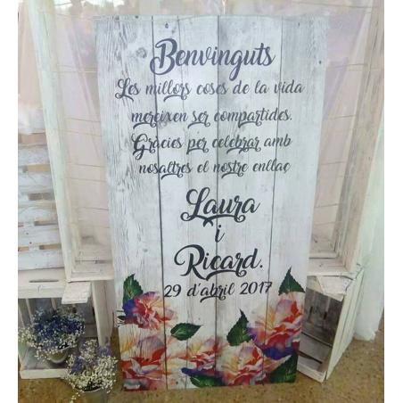 Cartel de bienvenida en madera y flores
